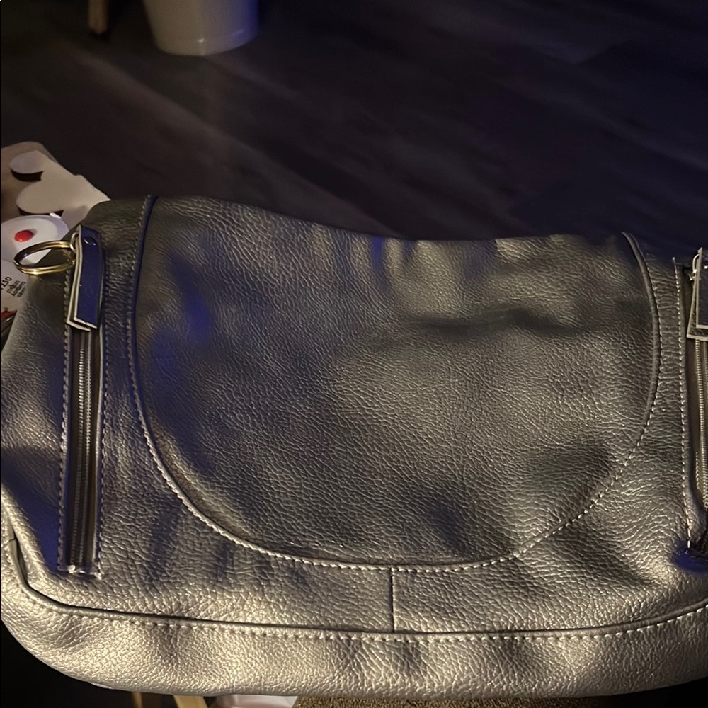 Chic Silver Shoulder Bag With Textured Finish - image 1